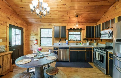 Morganton Cabina | Couples & Small Families: Modern, Cozy & Relaxing
