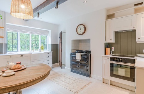 Brimpsfield Cabaña | Court Cottage - sleeps 8 guests in 4 bedrooms