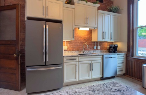 Clarksburg Apartamento | Court St Suite, Court St Suite Check-in/Out at 1p.m.