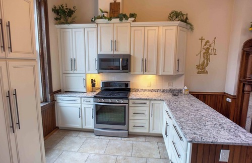 Clarksburg Apartamento | Court St Suite, Court St Suite Check-in/Out at 1p.m.
