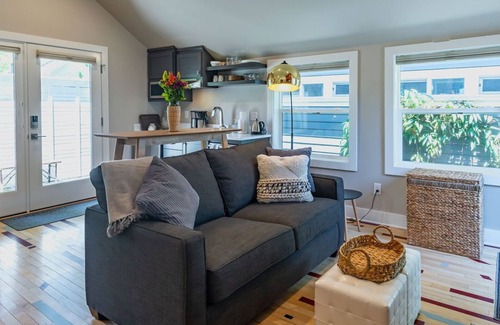 Historic Downtown District Cabaña | Courtside Cottage - WalkScore 93 - Dog Friendly