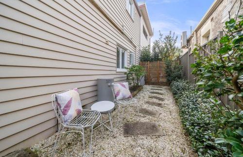 Ashfield Apartamento | Courtyard Esperanza - Sunny Heritage Chic