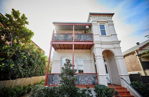 Ashfield Apartamento | Courtyard Esperanza - Sunny Heritage Chic