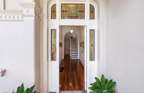 Ashfield Apartamento | Courtyard Esperanza - Sunny Heritage Chic