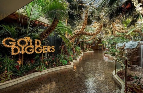 Laughlin Casa | Courtyard King Bed at Golden Nugget Laughlin! Outdoor Pool!
