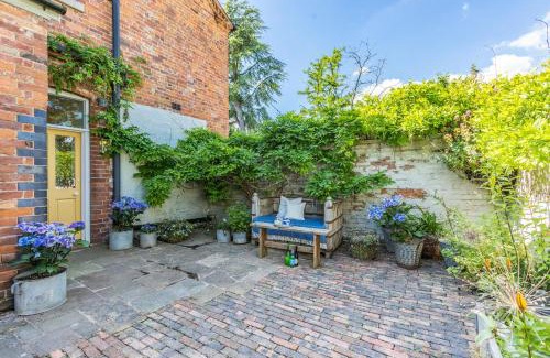 Boraston Casa | Courtyard Retreat
