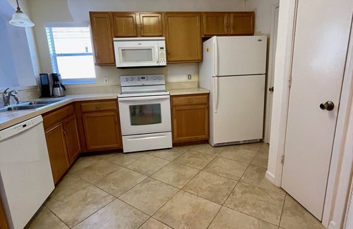 Lady Lake Casa | Courtyard Villa with gas golf cart located between two Town Squares!
