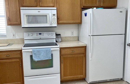 Lady Lake Casa | Courtyard Villa with gas golf cart located between two Town Squares!