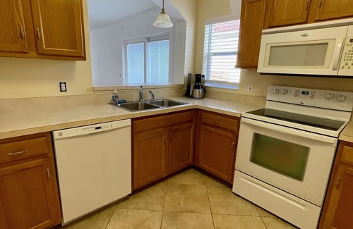 Lady Lake Casa | Courtyard Villa with gas golf cart located between two Town Squares!