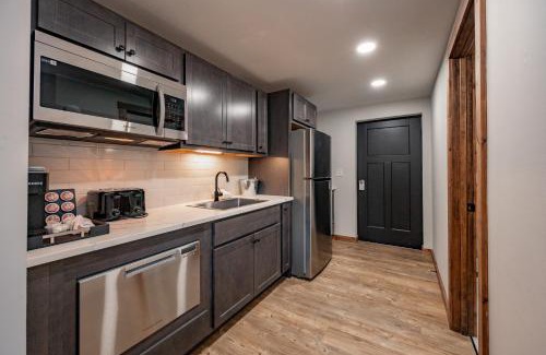 Thayerville Casa | Cove Creek Lodge 105 Poolside Executive King Suite