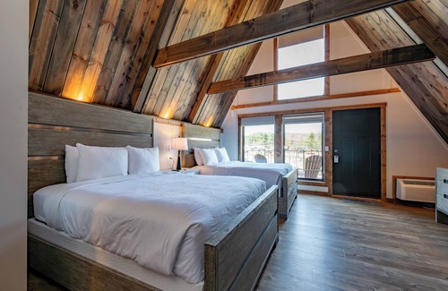 Thayerville Hotel | Cove Creek Lodge 201: Poolside Double Queen Fireplace Room