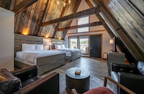 Thayerville Hotel | Cove Creek Lodge 201: Poolside Double Queen Fireplace Room