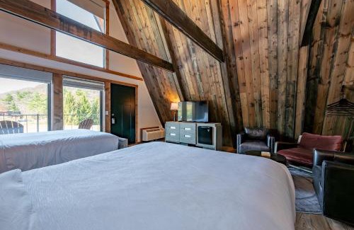 Thayerville Casa | Cove Creek Lodge 201 Poolside Double Queen Fireplace Room