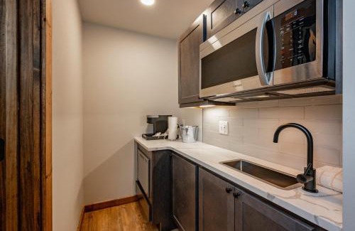 Thayerville Casa | Cove Creek Lodge 201 Poolside Double Queen Fireplace Room