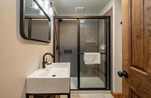 Thayerville Casa | Cove Creek Lodge 201 Poolside Double Queen Fireplace Room