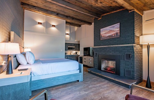 Thayerville Hotel | Cove Creek Lodge 206: Standard King Room