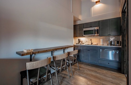 Thayerville Hotel | Cove Creek Lodge: 208 King Room ADA Accessible