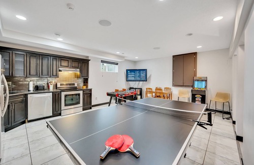 Southeast Edmonton Casa | Cove - Huge Estate! King Beds, Games Room & BBQ