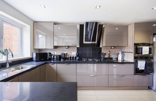 Gamston Casa | Coventry House for the Larger Group with Parking
