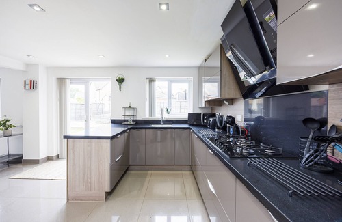Gamston Casa | Coventry House for the Larger Group with Parking