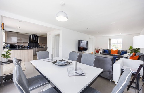 Gamston Casa | Coventry House for the Larger Group with Parking