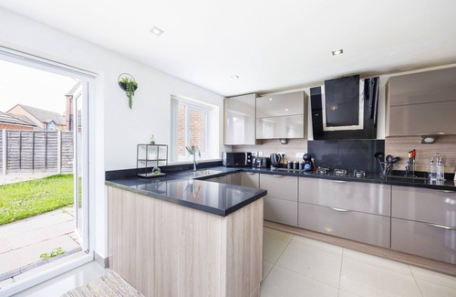 Gamston Casa | Coventry House for the Larger Group with Parking