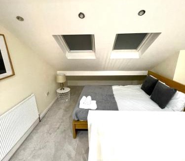 Coventry Casa | Coventry Large 4 Bedroom 4 Bath House Sleeps 4 Person Suitable for BHX NEC Solihull Rugby Warwick Contractors Ricoh Arena NHS Short & Long Business Stays Free Parking for 2 Vehicles, Close to City Centre High Speed Wifi