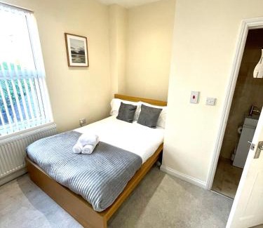 Coventry Casa | Coventry Large 4 Bedroom 4 Bath House Sleeps 4 Person Suitable for BHX NEC Solihull Rugby Warwick Contractors Ricoh Arena NHS Short & Long Business Stays Free Parking for 2 Vehicles, Close to City Centre High Speed Wifi