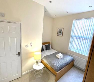 Coventry Casa | Coventry Large 4 Bedroom 4 Bath House Sleeps 4 Person Suitable for BHX NEC Solihull Rugby Warwick Contractors Ricoh Arena NHS Short & Long Business Stays Free Parking for 2 Vehicles, Close to City Centre High Speed Wifi