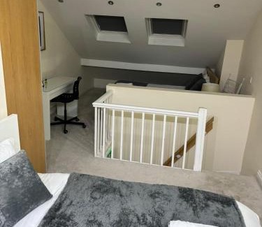 Coventry Casa | Coventry Large 4 Bedroom 4 Bath House Sleeps 4 Person Suitable for BHX NEC Solihull Rugby Warwick Contractors Ricoh Arena NHS Short & Long Business Stays Free Parking for 2 Vehicles, Close to City Centre High Speed Wifi