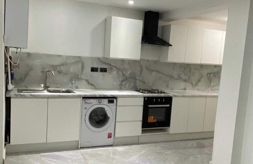 Acresford Casa | Coventry Stay - Sleeps 8, Free Parking & Pets