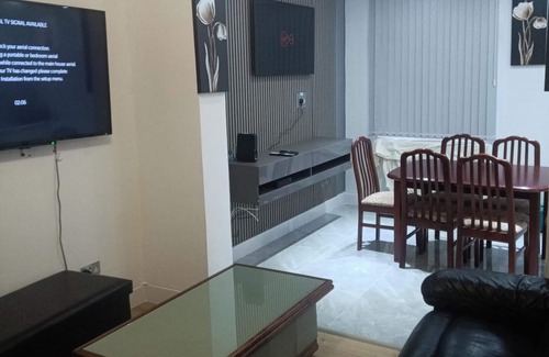 Acresford Casa | Coventry Stay - Sleeps 8, Free Parking & Pets