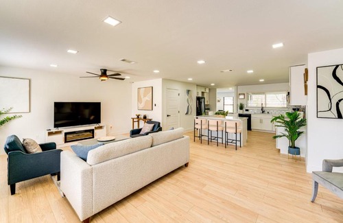 Irving Casa | Covered Patio and Private Yard Dallas Area Home