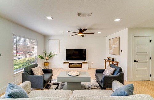 Irving Casa | Covered Patio and Private Yard Dallas Area Home