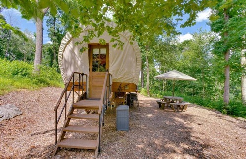 Strasburg Alquiler De RV | Covered Wagon Camping w/ Salt Water Hot Tub