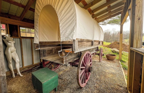 Floyd Alquiler De RV | Covered Wagon Overlooking Pond