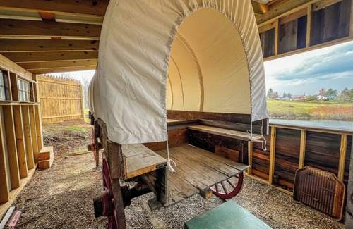 Floyd Alquiler De RV | Covered Wagon Overlooking Pond