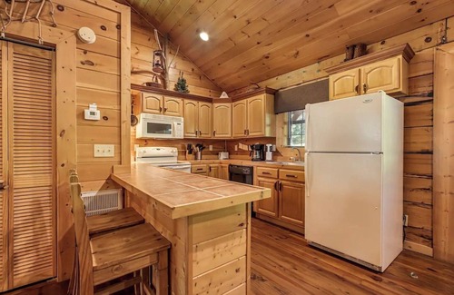 Tellico Plains Cabina | Cowboy cabin. Modern log cabin spacious studio with HOT TUB that will take you back in time.