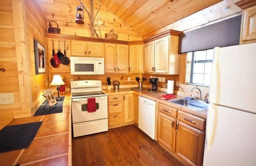 Tellico Plains Cabina | Cowboy cabin. Modern log cabin spacious studio with HOT TUB that will take you back in time.