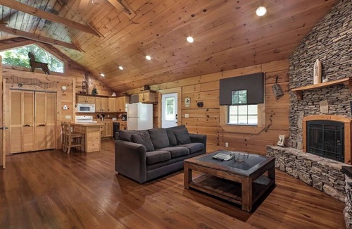 Tellico Plains Cabina | Cowboy cabin. Modern log cabin spacious studio with HOT TUB that will take you back in time.