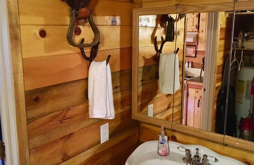 Coeur d'Alene Cabina | Cowboy Cabin - porch, queen bed, old-fashioned water pump in kitchen