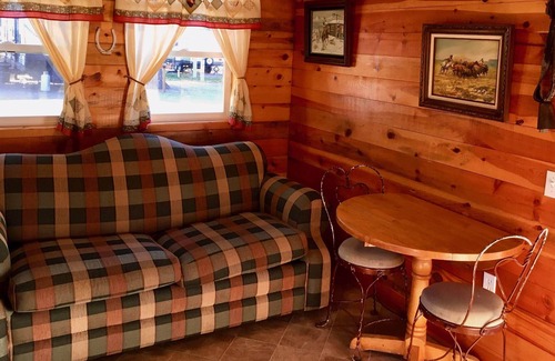 Coeur d'Alene Cabina | Cowboy Cabin - porch, queen bed, old-fashioned water pump in kitchen