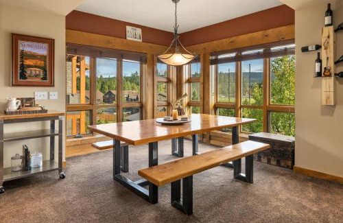 Cle Elum Casa | Cowboy Corner Condo at Suncadia- Top Floor, Fairway & Mountain View, Fireplace, Smart TVs, Hi-speed Wi-Fi, Walk to Lodge