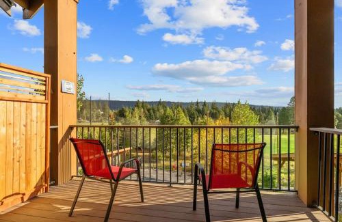 Cle Elum Casa | Cowboy Corner Condo at Suncadia- Top Floor, Fairway & Mountain View, Fireplace, Smart TVs, Hi-speed Wi-Fi, Walk to Lodge