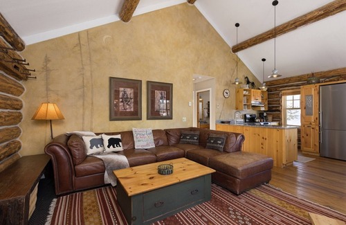 Big Sky Cabina | Cowboy Heaven Cabin - Rustic Ridge - Ski-in/out , Hot Tub, Outwest Escape, Hike