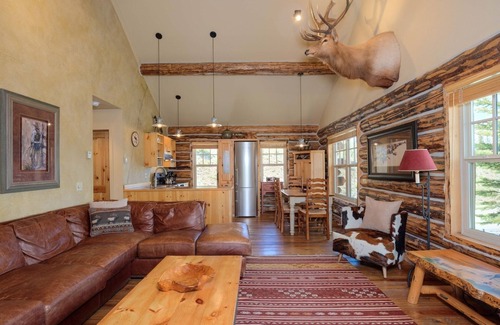 Big Sky Cabina | Cowboy Heaven Cabin - Rustic Ridge - Ski-in/out , Hot Tub, Outwest Escape, Hike