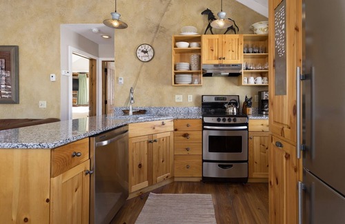 Big Sky Cabina | Cowboy Heaven Cabin - Rustic Ridge - Ski-in/out , Hot Tub, Outwest Escape, Hike