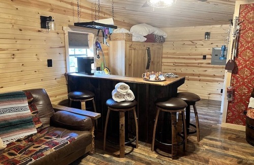 Hamersville Cabina | Cowboy Saloon Cabin