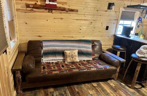 Hamersville Cabina | Cowboy Saloon Cabin