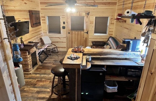 Hamersville Cabina | Cowboy Saloon Cabin